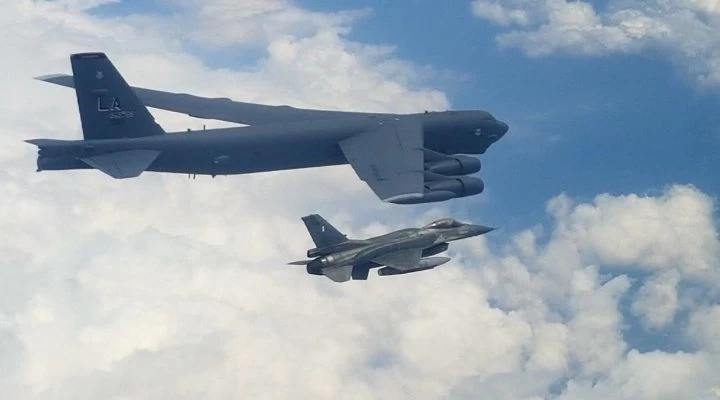 “ALLIED SKY”: Ελληνικά F-16 συνοδεύουν Β-52 απ’ τα Σκόπια μέχρι την Κρήτη